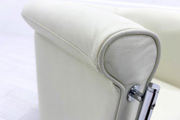 ラウンジチェア シングルソファ 1人用ソファ 中古 多目的チェア 中古オフィス家具 レザー ベージュ系色の画像