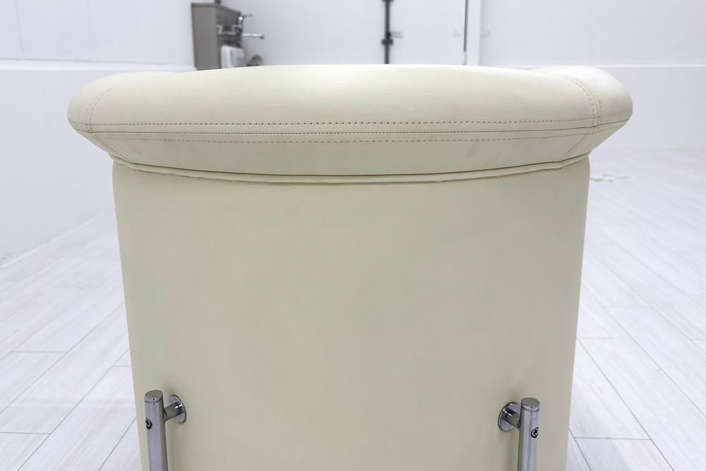ラウンジチェア シングルソファ 1人用ソファ 中古 多目的チェア 中古オフィス家具 レザー ベージュ系色 700/700/720の画像