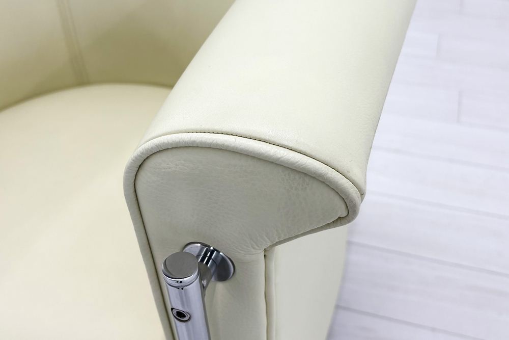 ラウンジチェア シングルソファ 1人用ソファ 中古 多目的チェア 中古オフィス家具 レザー ベージュ系色 700/700/720の画像