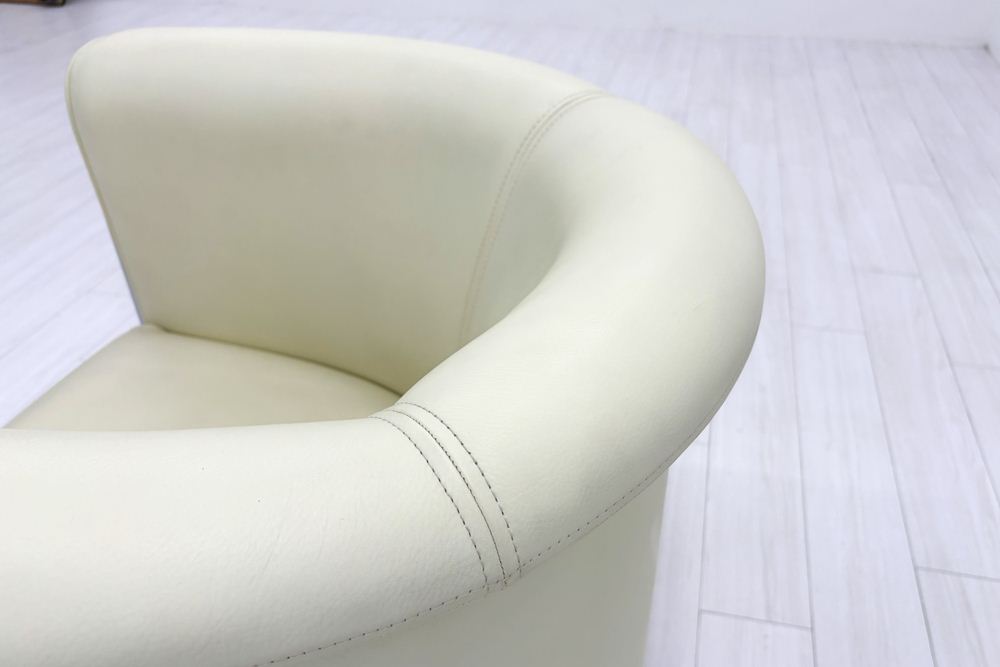 ラウンジチェア シングルソファ 1人用ソファ 中古 多目的チェア 中古オフィス家具 レザー ベージュ系色 700/700/720の画像