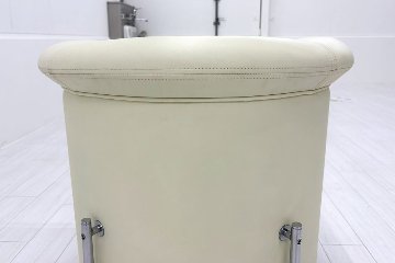 ラウンジチェア シングルソファ 1人用ソファ 中古 多目的チェア 中古オフィス家具 レザー ベージュ系色 700/700/720の画像