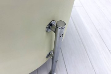 ラウンジチェア シングルソファ 1人用ソファ 中古 多目的チェア 中古オフィス家具 レザー ベージュ系色 700/700/720の画像