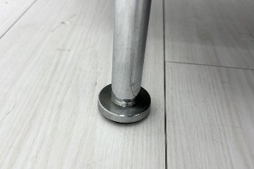 ラウンジチェア シングルソファ 1人用ソファ 中古 多目的チェア 中古オフィス家具 レザー ベージュ系色 700/700/720の画像