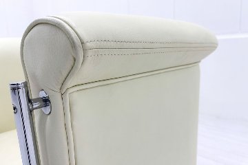 ラウンジチェア シングルソファ 1人用ソファ 中古 多目的チェア 中古オフィス家具 レザー ベージュ系色 700/700/720の画像