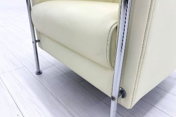ラウンジチェア シングルソファ 1人用ソファ 中古 多目的チェア 中古オフィス家具 レザー ベージュ系色 700/700/720の画像