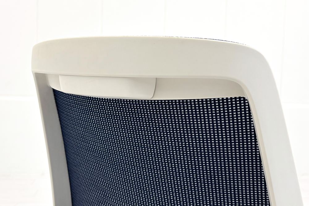 イトーキ ノナチェア 2018年製 中古 ポリッシュ脚 ITOKI nona 肘無 事務椅子中古オフィス家具 ブルーの画像