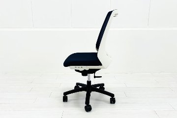 イトーキ ノナチェア 2018年製 中古 ポリッシュ脚 ITOKI nona 肘無 事務椅子中古オフィス家具 ブルーの画像