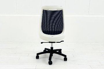 イトーキ ノナチェア 2018年製 中古 ポリッシュ脚 ITOKI nona 肘無 事務椅子中古オフィス家具 ブルーの画像