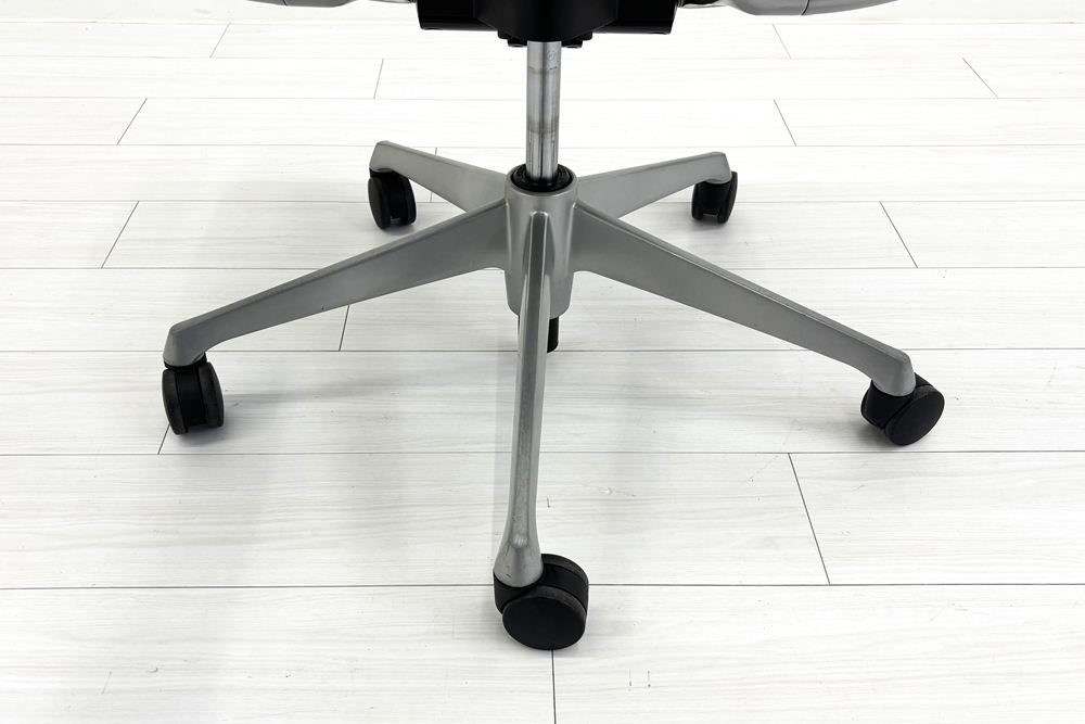 オカムラ バロンチェア 中古 OKAMURA Baron 中古オフィス家具 可動肘 ハイバック グラデーションメッシュ ブラックの画像