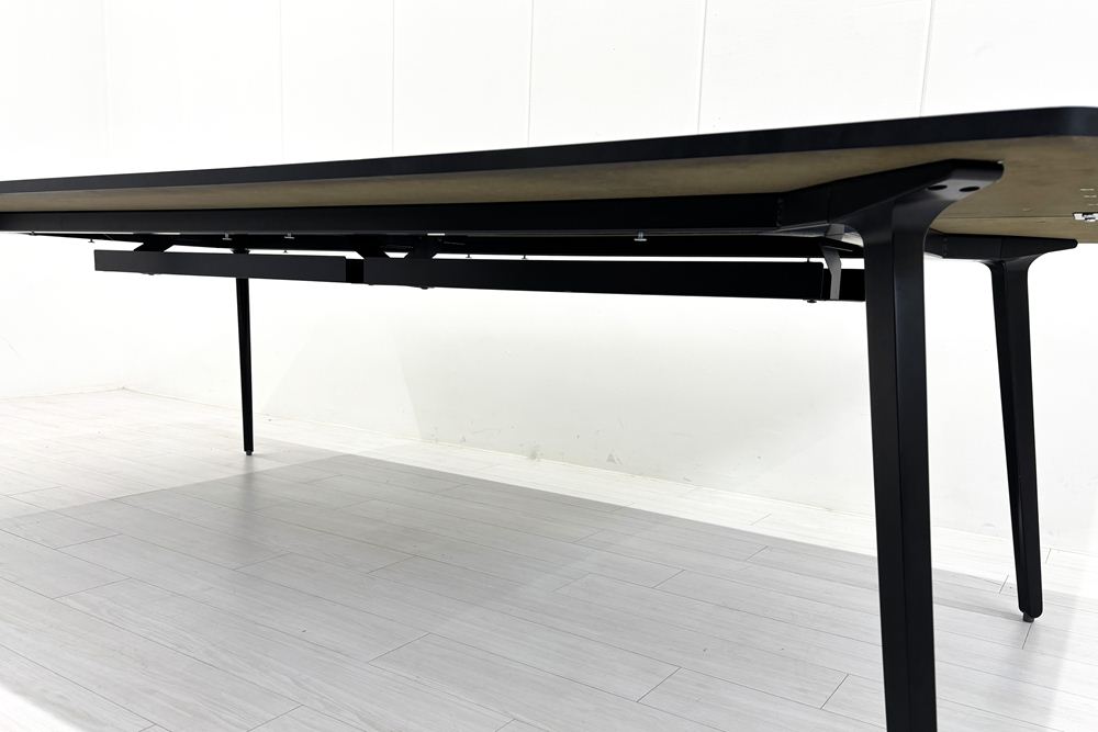 内田洋行 レムナ LEMNA 小型会議テーブル 中古 ブラック ミーティングテーブル 中古 幅2400 中古オフィス家具 2400/1200/720の画像