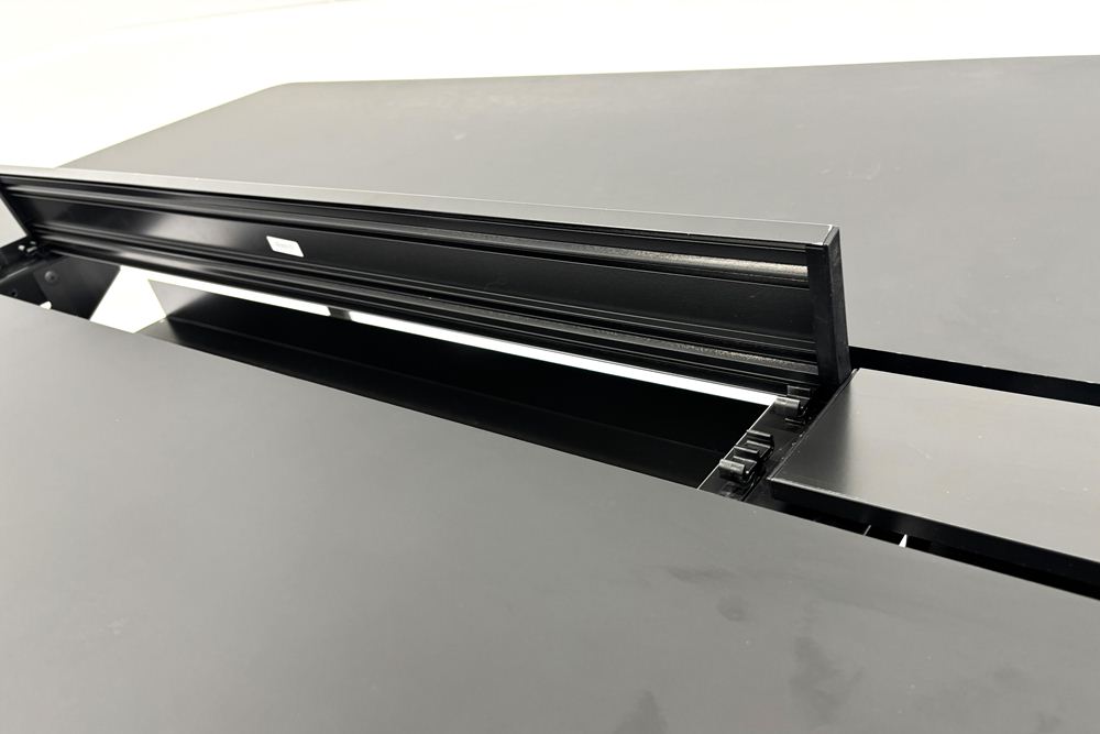 内田洋行 レムナ LEMNA 小型会議テーブル 中古 ブラック ミーティングテーブル 中古 幅2400 中古オフィス家具 2400/1200/720の画像
