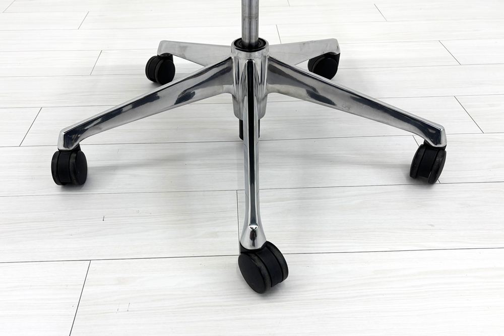 【ポリッシュ脚ピカピカ磨き有！】 オカムラ バロンチェア 中古 Baron エクストラハイバック 可動肘 中古オフィス家具 可動ヘッドレスト ライトグレーの画像