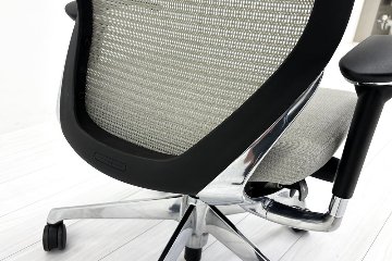 【ポリッシュ脚ピカピカ磨き有！】 オカムラ バロンチェア 中古 Baron エクストラハイバック 可動肘 中古オフィス家具 可動ヘッドレスト ライトグレーの画像