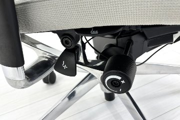 【ポリッシュ脚ピカピカ磨き有！】 オカムラ バロンチェア 中古 Baron エクストラハイバック 可動肘 中古オフィス家具 可動ヘッドレスト ライトグレーの画像