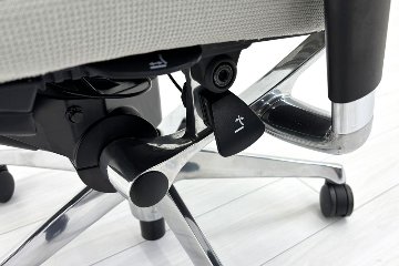 【ポリッシュ脚ピカピカ磨き有！】 オカムラ バロンチェア 中古 Baron エクストラハイバック 可動肘 中古オフィス家具 可動ヘッドレスト ライトグレーの画像