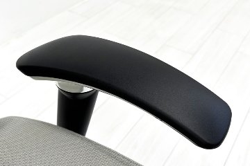 【ポリッシュ脚ピカピカ磨き有！】 オカムラ バロンチェア 中古 Baron エクストラハイバック 可動肘 中古オフィス家具 可動ヘッドレスト ライトグレーの画像