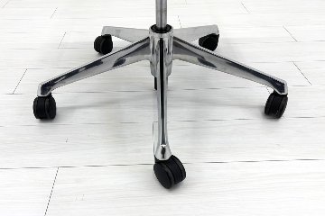 【ポリッシュ脚ピカピカ磨き有！】 オカムラ バロンチェア 中古 Baron エクストラハイバック 可動肘 中古オフィス家具 可動ヘッドレスト ライトグレーの画像