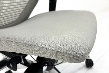【ポリッシュ脚ピカピカ磨き有！】 オカムラ バロンチェア 中古 Baron エクストラハイバック 可動肘 中古オフィス家具 可動ヘッドレスト ライトグレーの画像