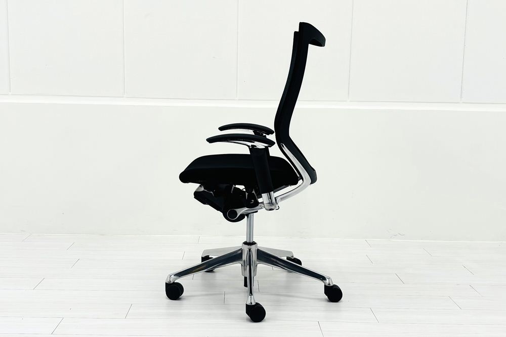 【ポリッシュ脚ピカピカ磨き有！】オカムラ バロンチェア 中古 2020年製 Baron ブラック 可動肘 ハイバック 中古オフィス家具 座クッションの画像