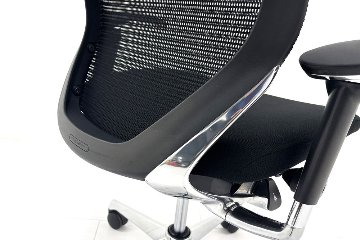 【ポリッシュ脚ピカピカ磨き有！】オカムラ バロンチェア 中古 2020年製 Baron ブラック 可動肘 ハイバック 中古オフィス家具 座クッションの画像