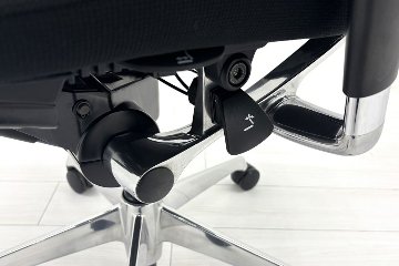 【ポリッシュ脚ピカピカ磨き有！】オカムラ バロンチェア 中古 2020年製 Baron ブラック 可動肘 ハイバック 中古オフィス家具 座クッションの画像