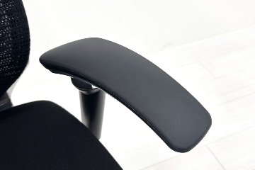 【ポリッシュ脚ピカピカ磨き有！】オカムラ バロンチェア 中古 2020年製 Baron ブラック 可動肘 ハイバック 中古オフィス家具 座クッションの画像