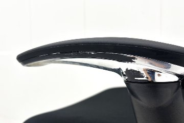 【ポリッシュ脚ピカピカ磨き有！】オカムラ バロンチェア 中古 2020年製 Baron ブラック 可動肘 ハイバック 中古オフィス家具 座クッションの画像