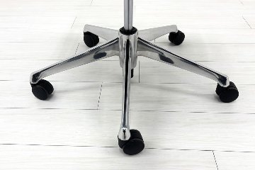 【ポリッシュ脚ピカピカ磨き有！】オカムラ バロンチェア 中古 2020年製 Baron ブラック 可動肘 ハイバック 中古オフィス家具 座クッションの画像