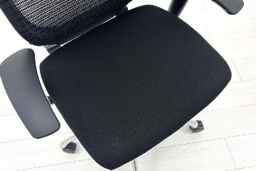【ポリッシュ脚ピカピカ磨き有！】オカムラ バロンチェア 中古 2020年製 Baron ブラック 可動肘 ハイバック 中古オフィス家具 座クッションの画像
