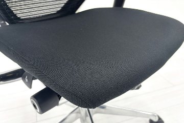 【ポリッシュ脚ピカピカ磨き有！】オカムラ バロンチェア 中古 2020年製 Baron ブラック 可動肘 ハイバック 中古オフィス家具 座クッションの画像