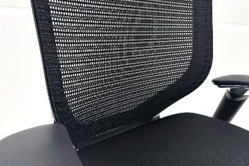 【ポリッシュ脚ピカピカ磨き有！】オカムラ バロンチェア 中古 2020年製 Baron ブラック 可動肘 ハイバック 中古オフィス家具 座クッションの画像