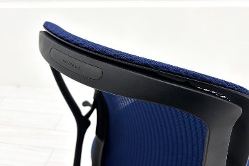 オカムラ シルフィーチェア 中古 2021年製 ローバック 肘無 Sylphy メッシュ 中古オフィス家具 ミディアムブルーの画像