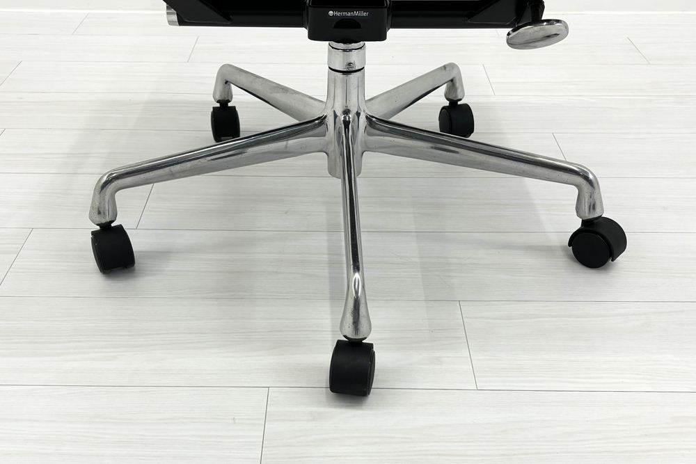 Herman Miller Eames イームズソフトパッドマネジメントチェア 中古 チャールズ&レイ・イームズ ハーマンミラー 皮革 正規品の画像
