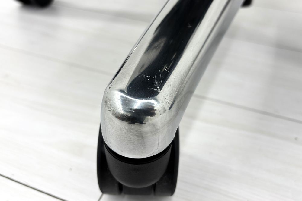 オカムラ CE(シーイー)シリーズ 2021年製 中古 ハイバック 幕板付固定肘 役員チェア エグゼクティブチェア 中古オフィス家具 ブラック 革の画像