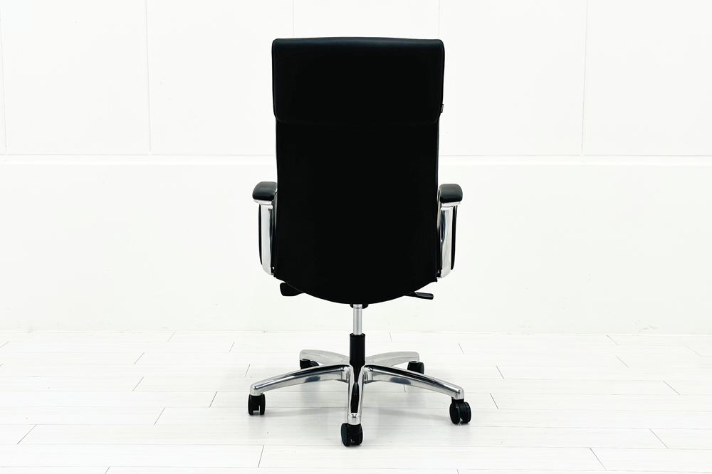 オカムラ CE(シーイー)シリーズ 2021年製 中古 ハイバック 幕板付固定肘 役員チェア エグゼクティブチェア 中古オフィス家具 ブラック 革の画像