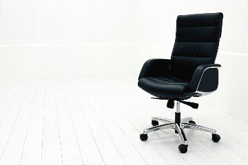 オカムラ CE(シーイー)シリーズ 2021年製 中古 ハイバック 幕板付固定肘 役員チェア エグゼクティブチェア 中古オフィス家具 ブラック 革の画像