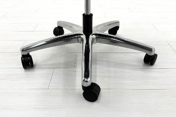 オカムラ CE(シーイー)シリーズ 2021年製 中古 ハイバック 幕板付固定肘 役員チェア エグゼクティブチェア 中古オフィス家具 ブラック 革の画像