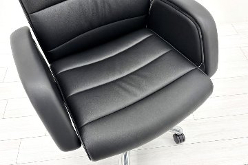 オカムラ CE(シーイー)シリーズ 2021年製 中古 ハイバック 幕板付固定肘 役員チェア エグゼクティブチェア 中古オフィス家具 ブラック 革の画像