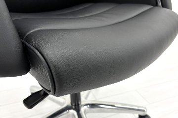 オカムラ CE(シーイー)シリーズ 2021年製 中古 ハイバック 幕板付固定肘 役員チェア エグゼクティブチェア 中古オフィス家具 ブラック 革の画像