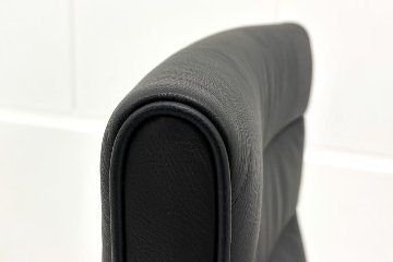 オカムラ CE(シーイー)シリーズ 2021年製 中古 ハイバック 幕板付固定肘 役員チェア エグゼクティブチェア 中古オフィス家具 ブラック 革の画像