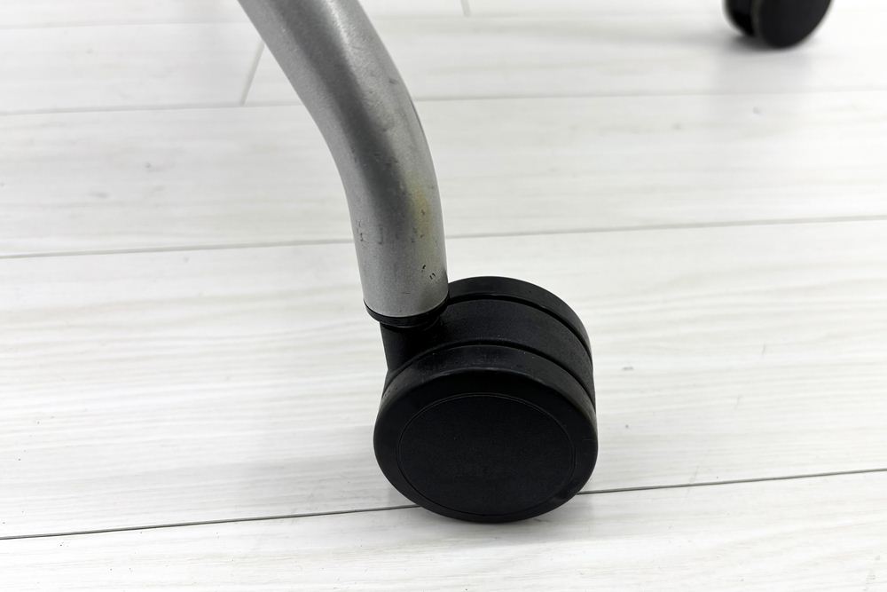 【4脚セット】 オカムラ グラータチェア 中古 ネスティングチェア ミーティングチェア 肘無 中古オフィス家具 レッドの画像