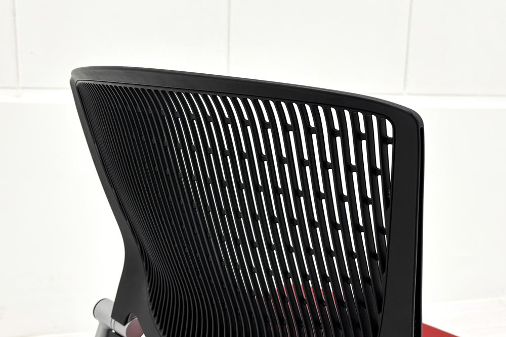 オカムラ グラータチェア 中古 ネスティングチェア ミーティングチェア 肘無 中古オフィス家具 レッドの画像