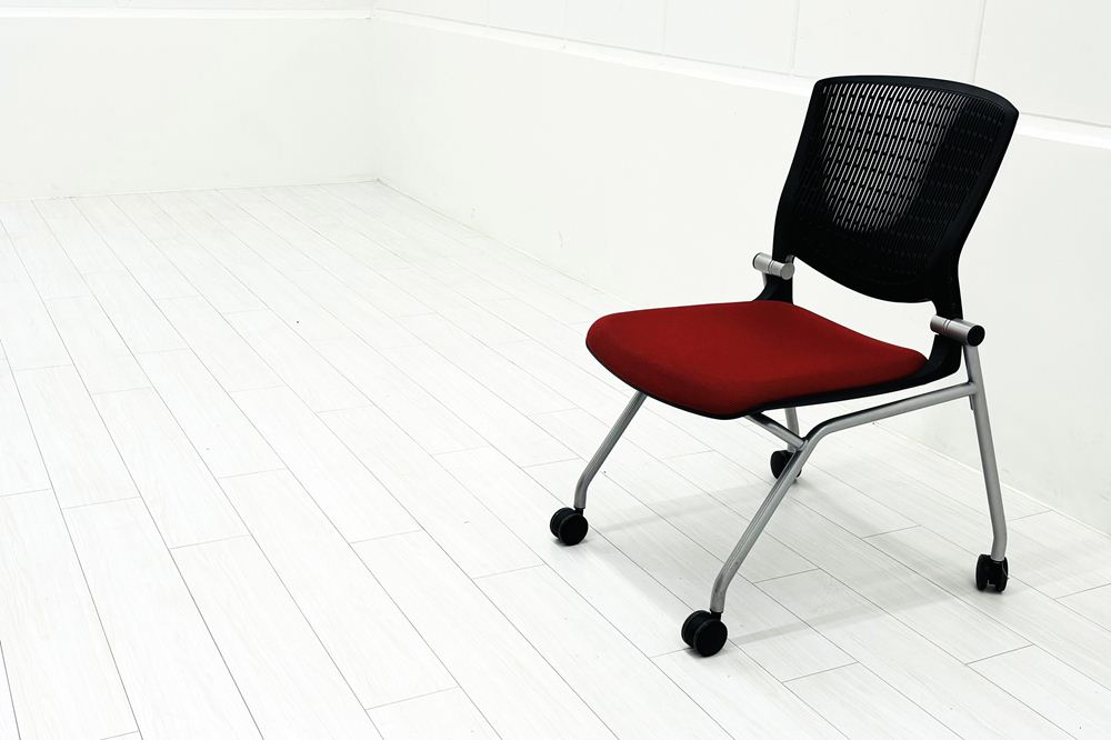 オカムラ グラータチェア 中古 ネスティングチェア ミーティングチェア 肘無 中古オフィス家具 レッドの画像