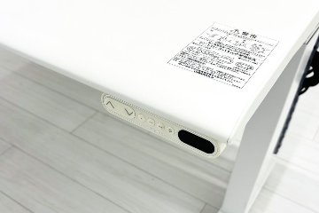 オカムラ スイフト 電動昇降デスク 中古 ホワイト 幅1550 中古オフィス家具 1550/675/650～1250の画像