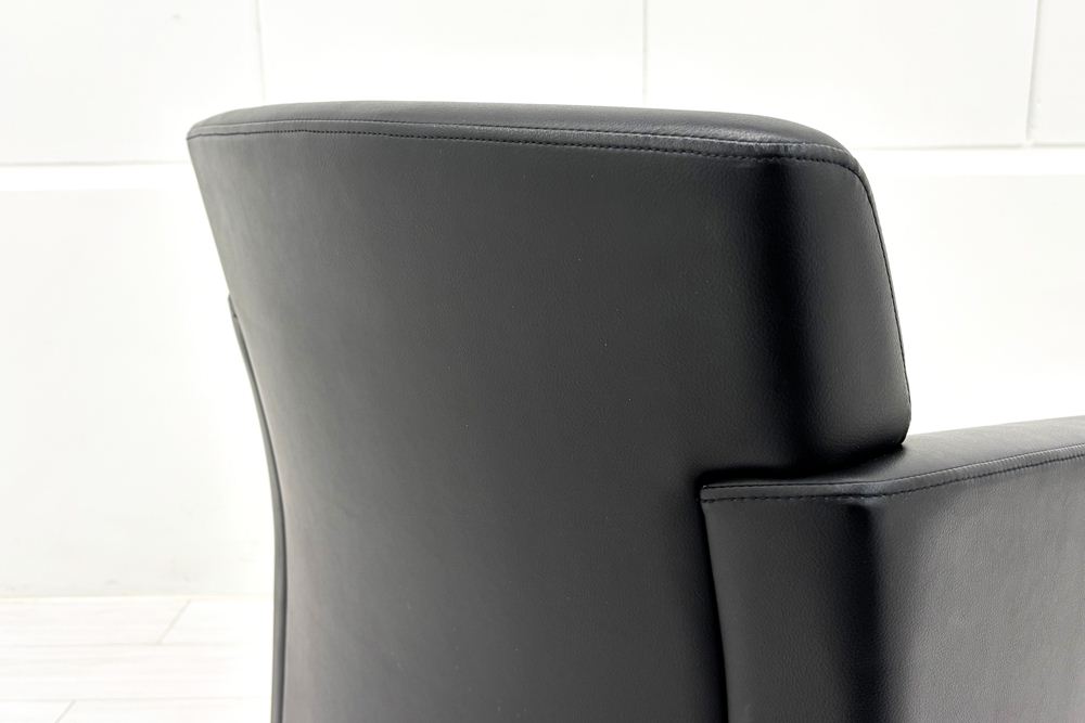コクヨ 応接椅子 中古 マノヴェラ ミーティングチェア 【4脚セット】 多目的チェア 中古オフィス家具 ブラックの画像