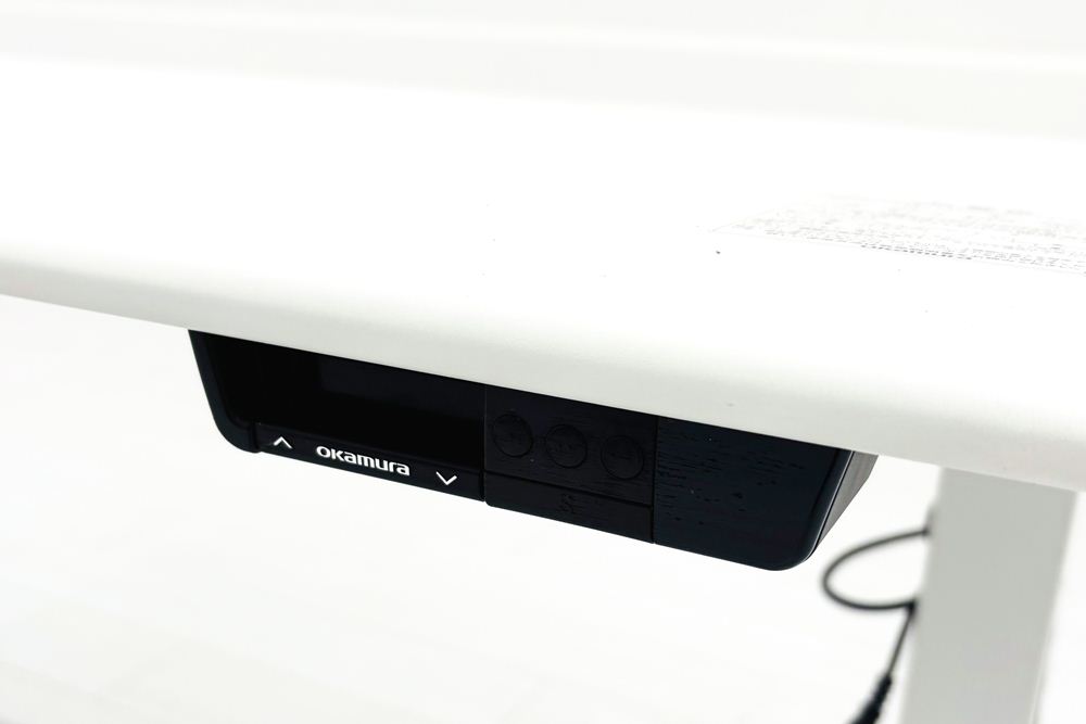 オカムラ スイフト 電動昇降デスク 中古 ホワイト 幅1550 中古オフィス家具 1550/675/650～1250の画像