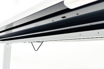 オカムラ スイフト 電動昇降デスク 中古 ホワイト 幅1550 中古オフィス家具 1550/675/650～1250の画像