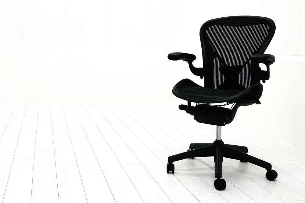 ハーマンミラー アーロンチェア Bサイズ フル装備 中古 2015年製 ポスチャーフィット Herman Miller Aeron Chair 中古オフィス家具 肘レバーの画像