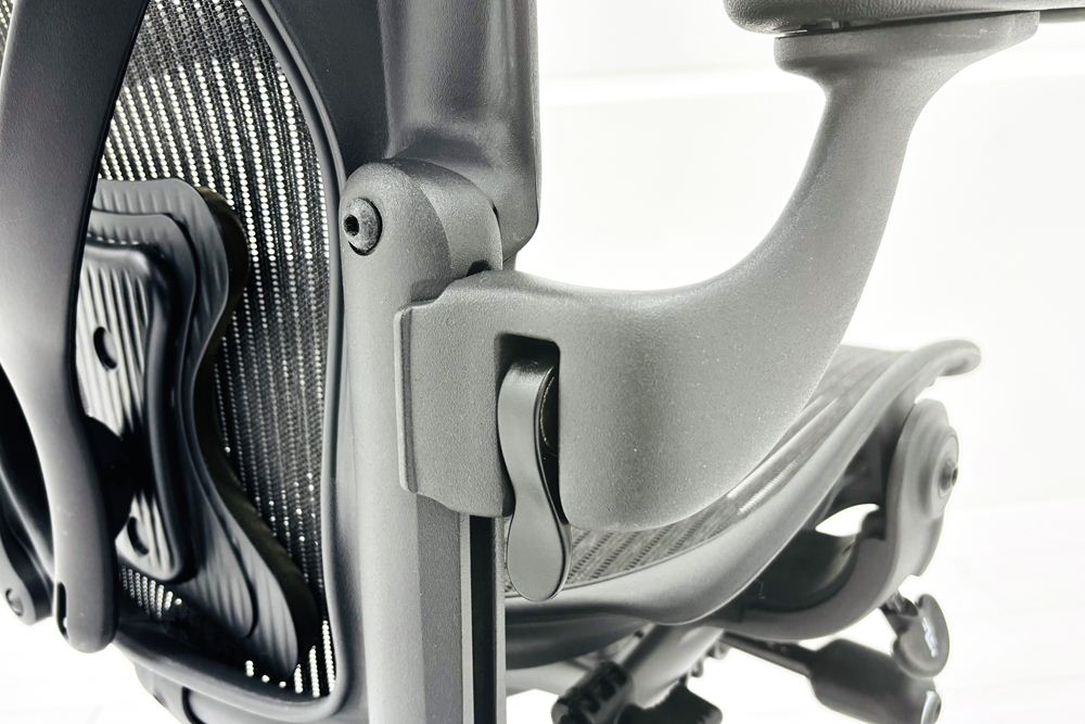 ハーマンミラー アーロンチェア Bサイズ フル装備 中古 2015年製 ポスチャーフィット Herman Miller Aeron Chair 中古オフィス家具 肘レバーの画像