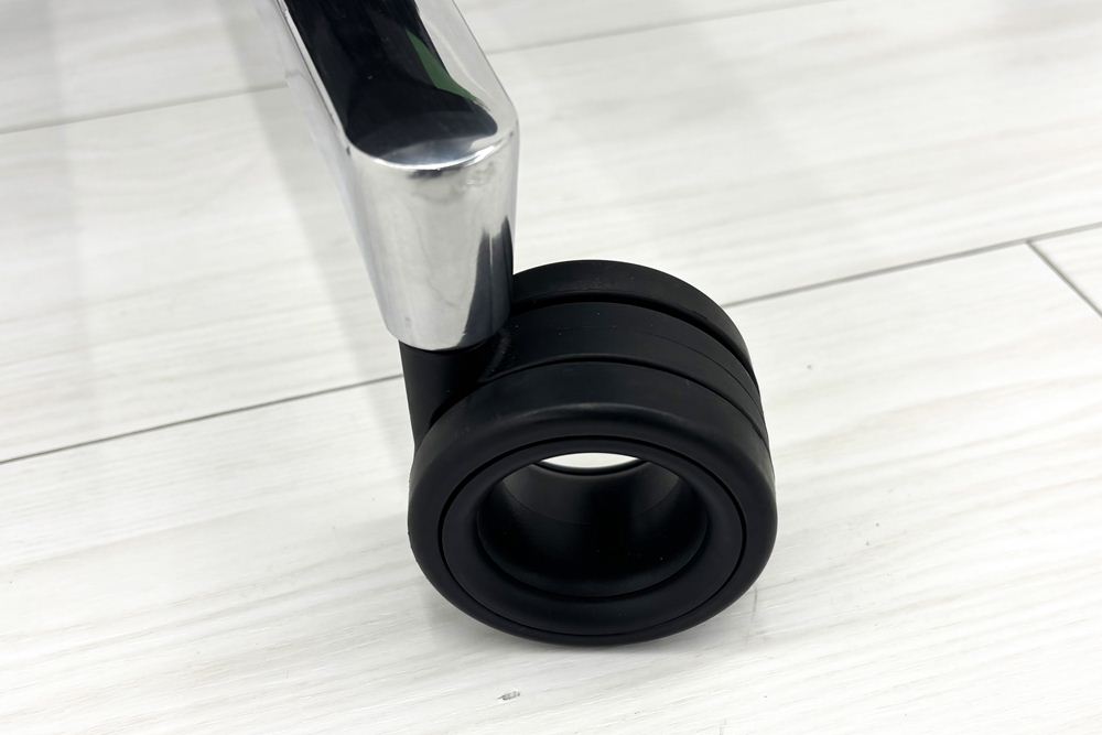 【4脚セット】革張り ファブレチェア コクヨ 中古 2025年製 エグゼクティブチェア 役員チェア 中古オフィス家具 ブラックの画像